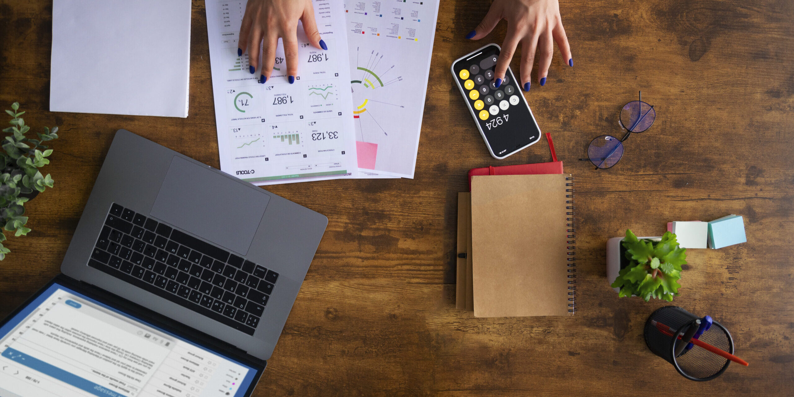 presupuesto seo valencia - papeles, calculadora y pc