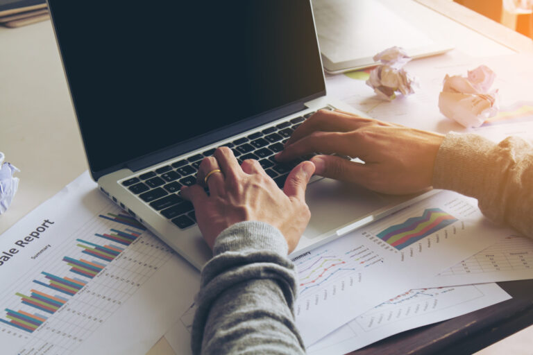 Tarifas de posicionamiento SEO en Valencia-ordenador